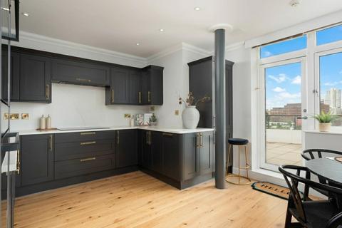 2 bedroom penthouse for sale, Armouries Way, Leeds LS10