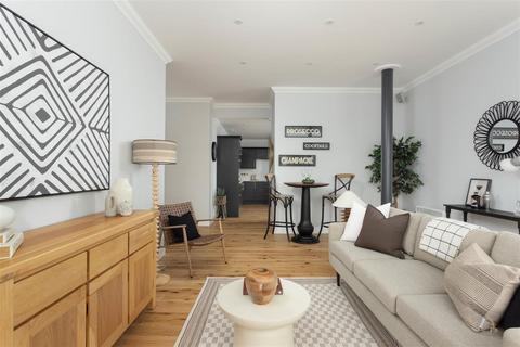 2 bedroom penthouse for sale, Armouries Way, Leeds LS10