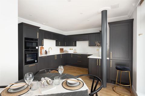 2 bedroom penthouse for sale, Armouries Way, Leeds LS10
