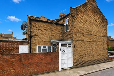 Studio to rent, Montagu Road, London