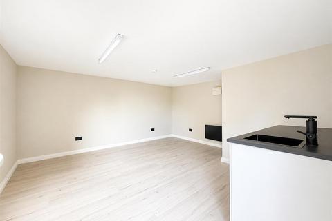 Studio to rent, Montagu Road, London