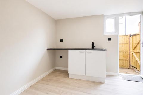 Studio to rent, Montagu Road, London