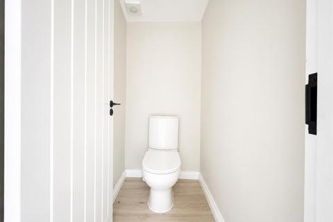 Studio to rent, Montagu Road, London