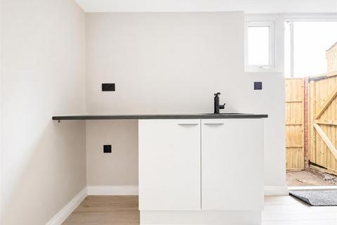 Studio to rent, Montagu Road, London