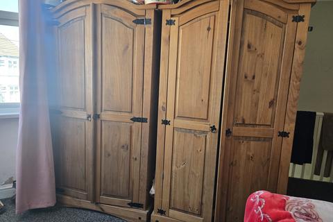 3 bedroom terraced house to rent, Bradley Road, Luton LU4