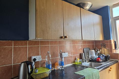 3 bedroom terraced house to rent, Bradley Road, Luton LU4
