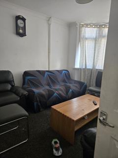 3 bedroom terraced house to rent, Bradley Road, Luton LU4