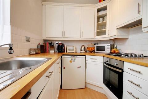 2 bedroom flat to rent, Carnarvon Road, South Woodford