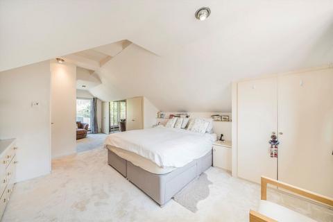 undefined, Queens Road, Hampton TW12