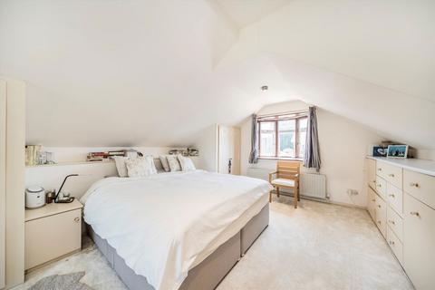 undefined, Queens Road, Hampton TW12