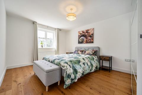 3 bedroom end of terrace house for sale, Henrietta Close, London