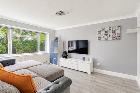 2 bedroom flat for sale, St Lawrence Gardens, Leigh-on-sea, SS9