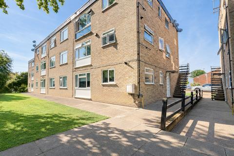 2 bedroom flat for sale, St Lawrence Gardens, Leigh-on-sea, SS9