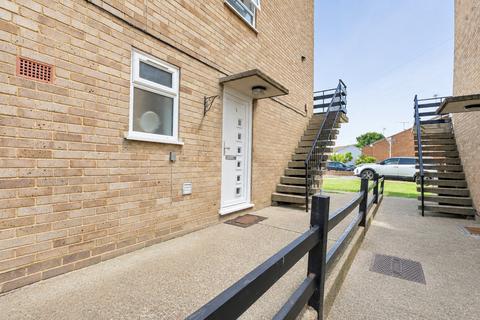 2 bedroom flat for sale, St Lawrence Gardens, Leigh-on-sea, SS9