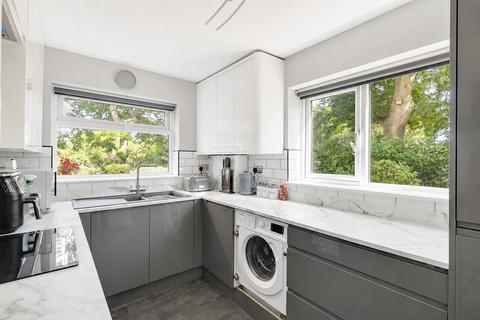 2 bedroom flat for sale, St Lawrence Gardens, Leigh-on-sea, SS9