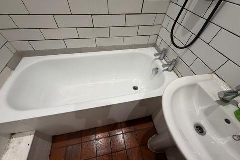 1 bedroom in a house share to rent, Wheatley Road, Isleworth TW7