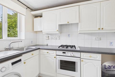 2 bedroom house to rent, Pettys Close, Cheshunt
