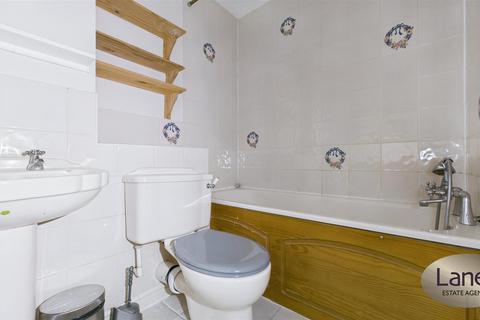 2 bedroom house to rent, Pettys Close, Cheshunt