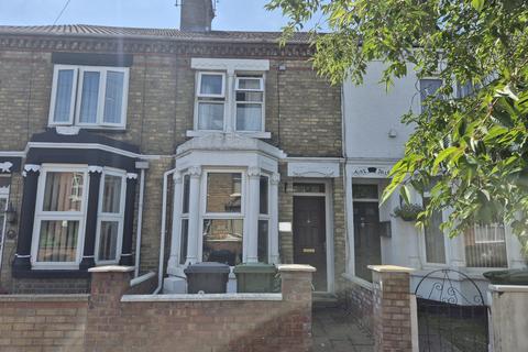 Terraced house - Queens Walk, Peterborough PE2