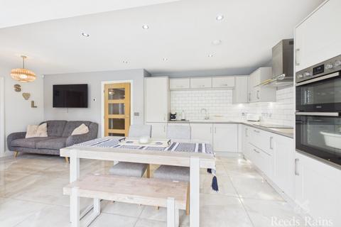 4 bedroom detached house for sale, Ouzel Grove, Scarborough YO11