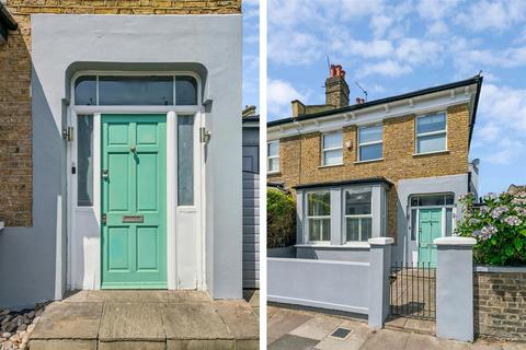 Heathfield Gardens, London, W4