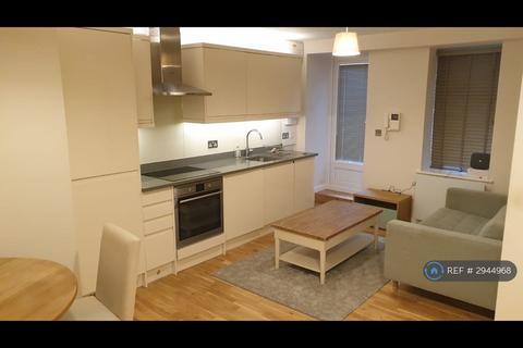 Studio to rent, Balham High Road, London, SW17