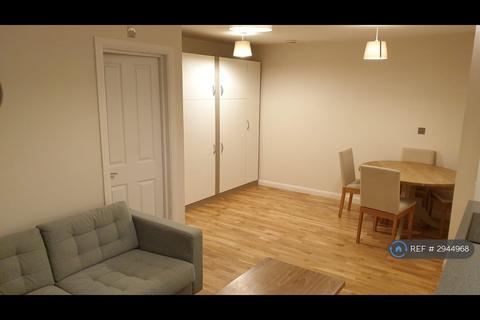 Studio to rent, Balham High Road, London, SW17