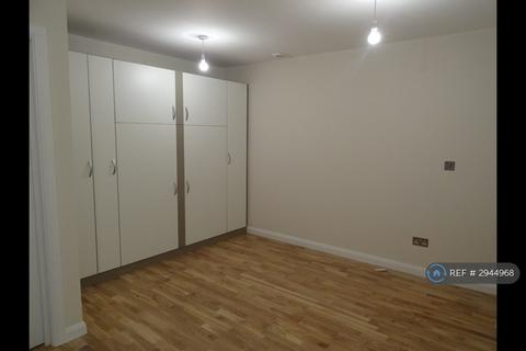 Studio to rent, Balham High Road, London, SW17