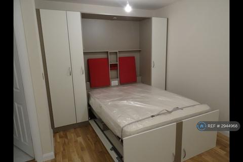Studio to rent, Balham High Road, London, SW17