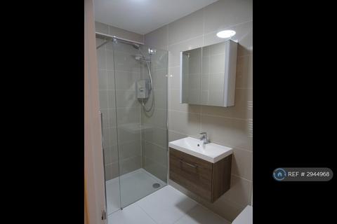 Studio to rent, Balham High Road, London, SW17