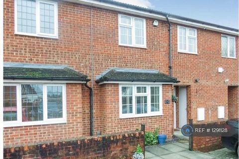 3 bedroom terraced house to rent, Tudor Gardens, Slough, SL1
