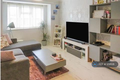 3 bedroom terraced house to rent, Tudor Gardens, Slough, SL1