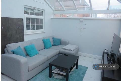 3 bedroom terraced house to rent, Tudor Gardens, Slough, SL1