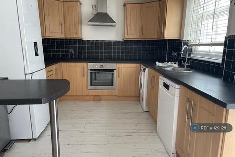 3 bedroom terraced house to rent, Tudor Gardens, Slough, SL1