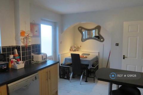 3 bedroom terraced house to rent, Tudor Gardens, Slough, SL1