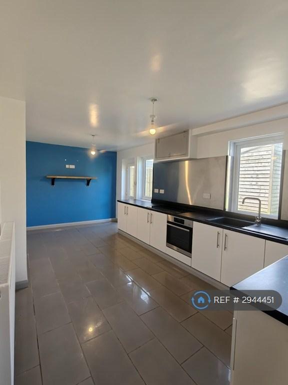 4 bedroom semi-detached house to rent