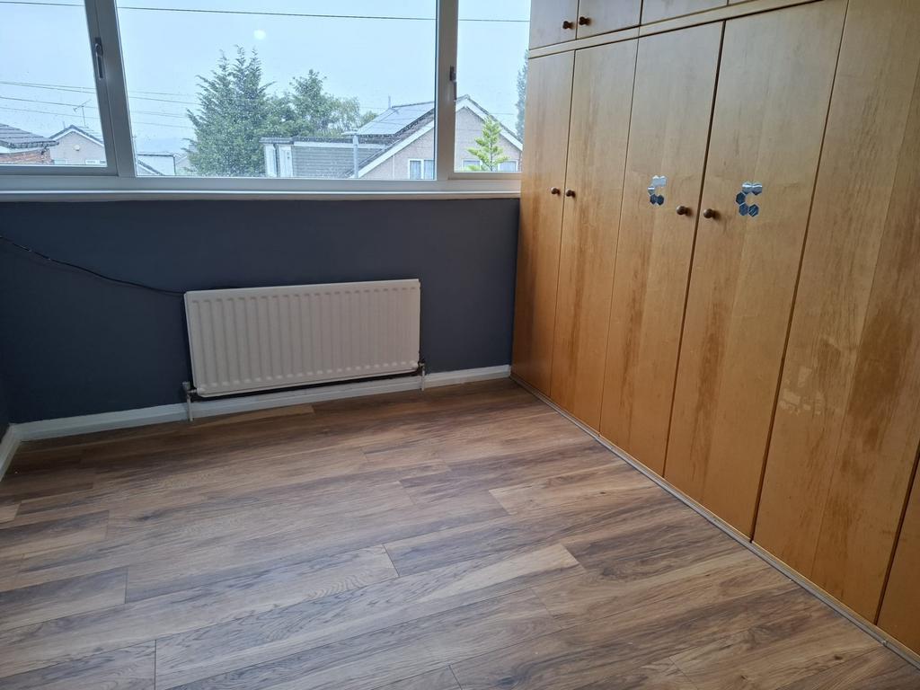 Holt Vale, Leeds, West Yorkshire, LS16 - More