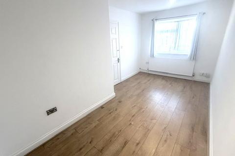 2 bedroom end of terrace house to rent, Hayes UB3
