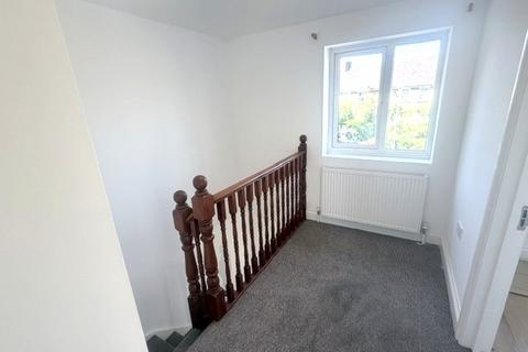 2 bedroom end of terrace house to rent, Hayes UB3