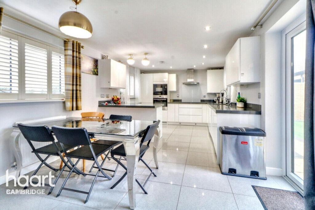 5 bedroom detached house to rent