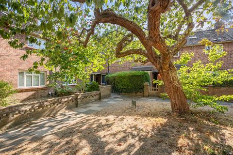 Meadlands Drive, Richmond, TW10