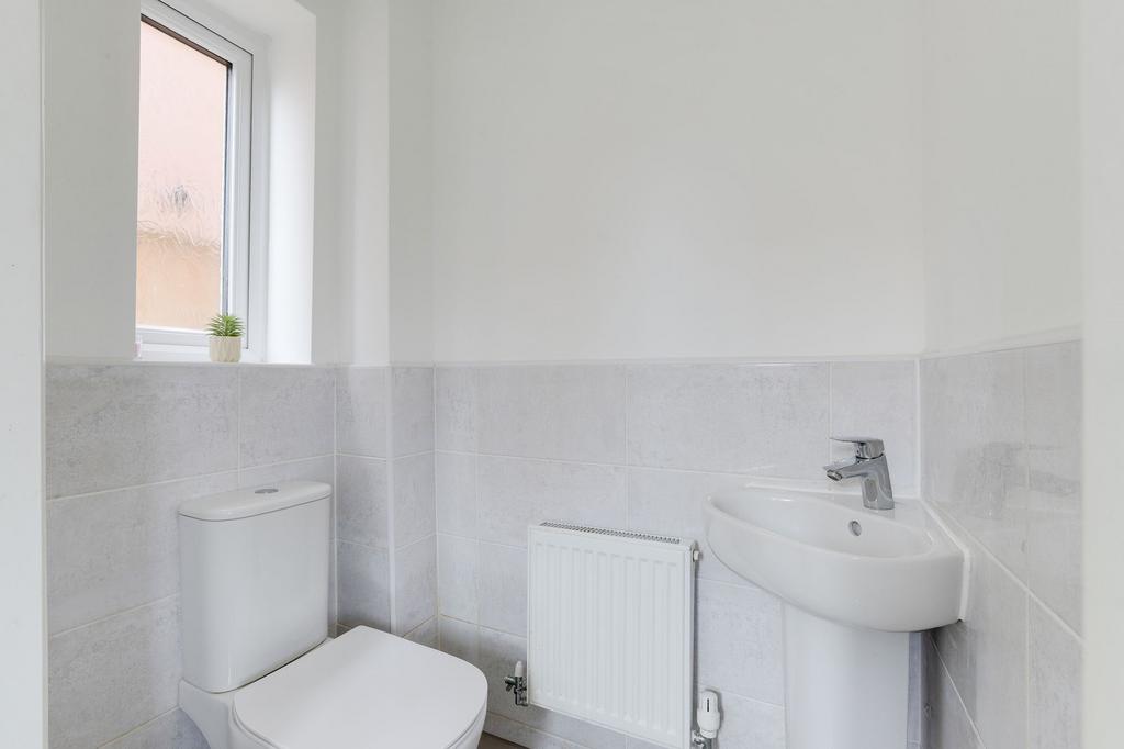 House in Ashfield, Aerodrome, Hucknall - More