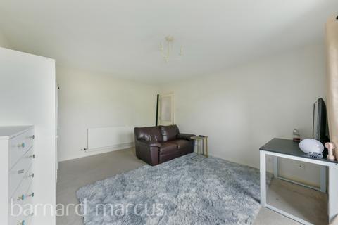 2 bedroom flat to rent, St James's Drive, London