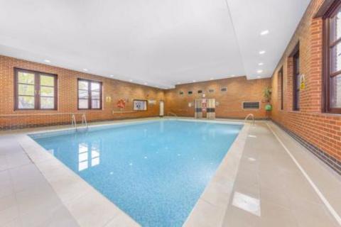 Studio to rent, Brompton Park Crescent, London