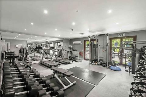 Studio to rent, Brompton Park Crescent, London