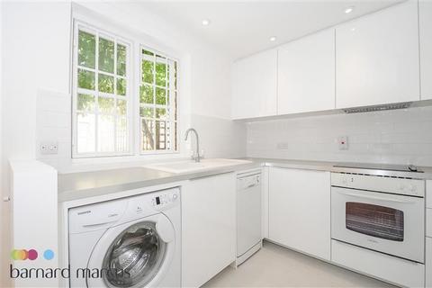 Studio to rent, Brompton Park Crescent, London