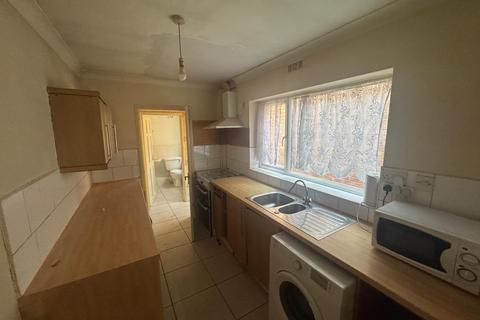 2 bedroom terraced house to rent, Woden Road, Wolverhampton WV10