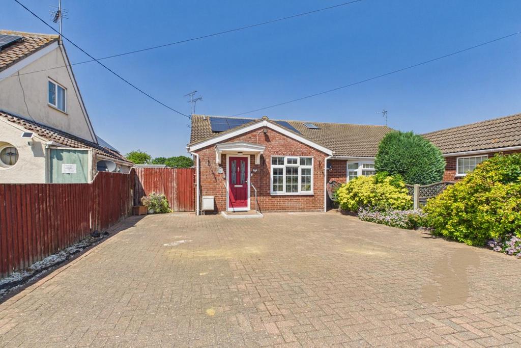 4 bedroom semi-detached bungalow for sale in Clacton-On-Sea on OnTheMarket
