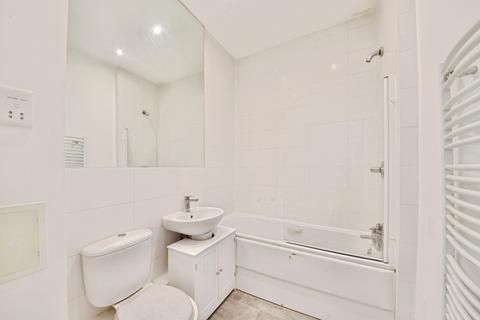 2 bedroom apartment to rent, Riverside Close, Romford, RM1