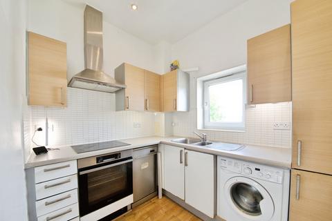 2 bedroom apartment to rent, Riverside Close, Romford, RM1
